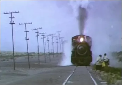 À quel café était associée la chanson "La colegiala" accompagnant un petit train qui traversait un pays dAmérique latine ?