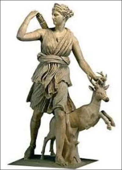 Dans la mythologie grecque Artémis est, principalement, la déesse de la nature sauvage, de la chasse et des accouchements. Fille de Zeus, quel est le nom de sa mère ?
