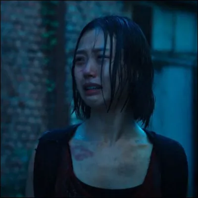 Vous &ecirc;tes all&eacute;s chercher &agrave; manger dans une sup&eacute;rette (de la nourriture et de l'eau), vous vous &ecirc;tes r&eacute;fugi&eacute;s dans un village abandonn&eacute; et tu as v&eacute;cu l&agrave; pendant plus d'un mois. Tu passes des bons moments avec Aaron et commences &agrave; avoir des sentiments pour lui mais malheureusement il a les sympt&ocirc;mes... et il se transforme en zombie. Quelle est ta r&eacute;action ?