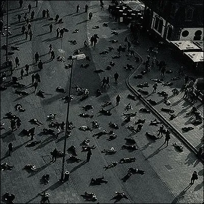 Quelques heures plus tard les cris se font plus forts, tu vois &agrave; ta fen&ecirc;tre des gens courir partout, se faire mordre, hurler et pleurer. Il y a de plus en plus de zombies, qu'est-ce que tu fais ?