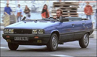 Durant une course poursuite dans Paris, James Bond conduit cette drôle de voiture décapotée. Quel est ce modèle ?