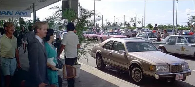 Au volant de quel coupé, James Bond démarre-t-il de l'aéroport dans le film "Permis de tuer" en 1986 ?