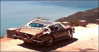 Dans le film "Au service secret de Sa Majesté" de 1969 quelle auto est utilisée au début du film ?