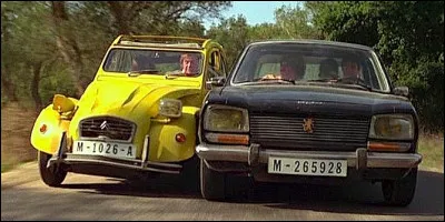 À bord de quelle auto jaune, James Bond lutte-t-il contre les méchants dans une course poursuite ?