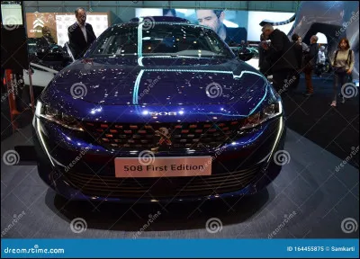 Quelle est cette marque de voiture standard ?