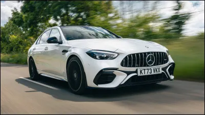 Quelle est cette marque de voiture assez chère ?