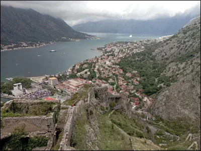 Quelle est cette ville, la plus touristique du pays, classée à l'UNESCO, qui doit sa notoriété à son centre historique aux nombreux édifices baroques et à ses bouches formant une spectaculaire baie aux allures de mer intérieure bordée par d'impressionnantes falaises ?