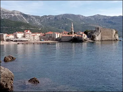 Quelle est cette ville, particulièrement prisée des touristes russes, qui est la première station balnéaire du Monténégro en termes de capacité hôtelière, mais dont tout le charme réside dans sa vieille ville entourée de remparts ?