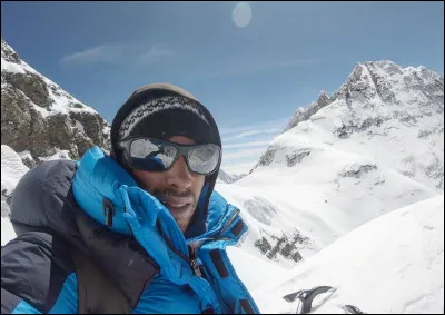 En mai 2017, Kilian Jornet a établi le record de l'ascension la plus rapide de l'Everest, en partant du monastère de Rombuk se trouvant à 5 100 mètres d'altitude. Combien de temps a duré sa montée de l'Everest ?
