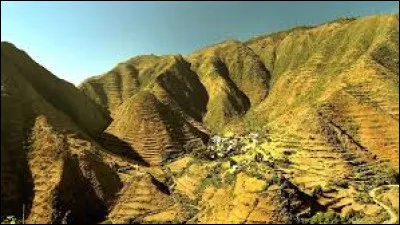 Sur le territoire de quel pays les Émirats arabes unis sont-ils accusés de pratiquer de la torture pour obtenir des informations ?