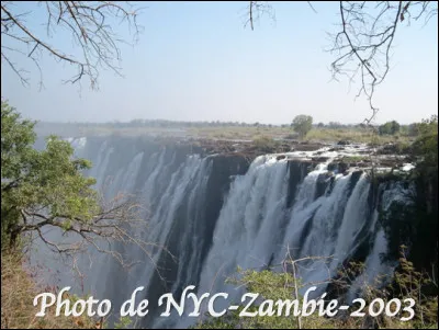 Quelles sont ces chutes d'eau de 1 700 m de large et 108 m de haut situées sur le fleuve Zambèze en Zambie qui offrent un spectacle exceptionnel ?