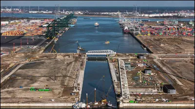Dans quel pays se trouve l'écluse Kieldrecht, la plus grande du monde avec 500 m de long et 68 m de large située sur le fleuve l'Escaut ?