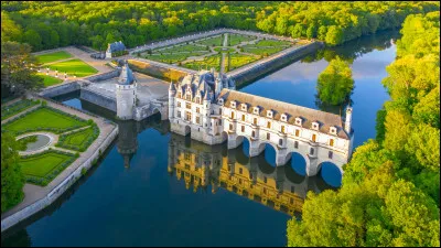 Quel cours d'eau est dominé par le château de Chenonceau, fleuron de l'architecture du Val de Loire ?