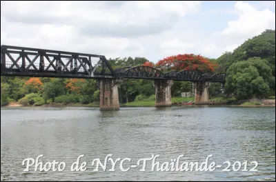 Quelle rivière traverse la province de Kanchanaburi en Thaïlande et coule sous le célèbre pont ferroviaire construit par des prisonniers de guerre maltraités par les Japonais durant la Seconde Guerre mondiale ?