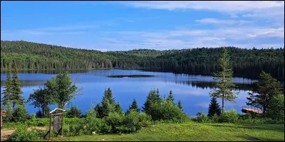 Dans quel pays coule la rivière aux Bleuets ?