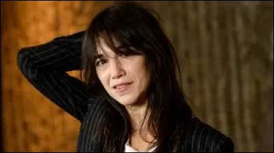 La mère de Charlotte Gainsbourg est la chanteuse et mannequin Bambou.