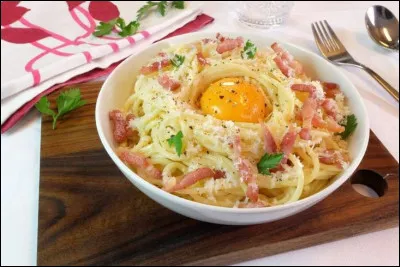 Quel est le nom de ce plat de p&acirc;tes surmont&eacute; d'un oeuf ?