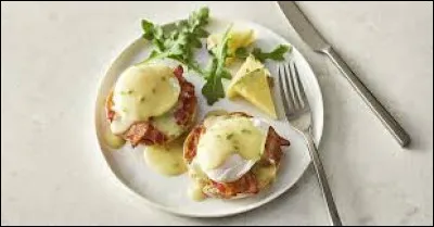 Avec quelle sauce nappe-t-on des oeufs B&eacute;n&eacute;dicte ?