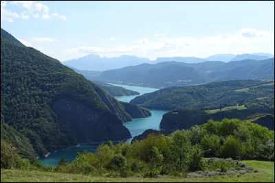 Quel est ce lac, d'une dizaine de kilomètres de longueur, retenue d'eau artificielle sur le Drac alimentant une centrale hydro-électrique ?