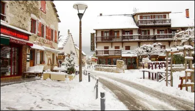 Quel est ce village du Vercors connu comme centre de ski nordique et de saut à ski ?