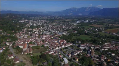 Quelle est cette ville de 7 700 habitants située dans la vallée de l'Isère à l'ouest de Voiron ?