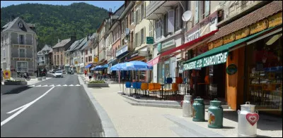 Quelle est cette ville de 4 900 habitants, ancien centre d'exploitation charbonnière, située dans le sud du département, dans la petite région de la Matheysine ?