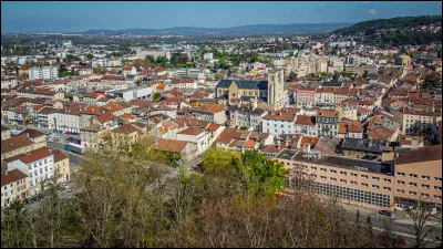 Quelle est cette ville de 30 000 habitants du Bas-Dauphiné, la plus importante du nord du département ?