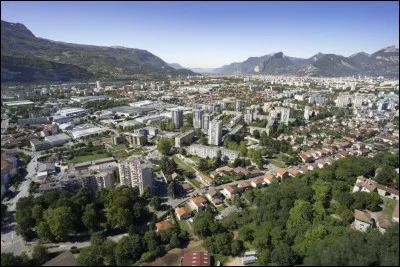 Quelle est cette ville de 36 800 habitants, la troisième du département pour la population, située dans la banlieue sud de Grenoble ?