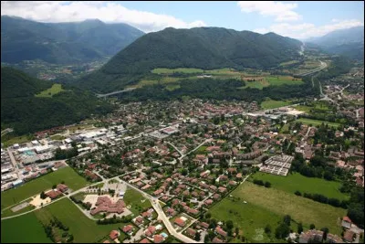 Quelle est cette ville de 8 500 habitants, située dans la vallée du Drac sur les contreforts orientaux du massif du Vercors, à 16 km au sud de Grenoble ?