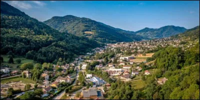 Quelle est cette petite ville de 3 900 habitants, station thermale et touristique, située dans une vallée dominée par le massif de Belledonne ?