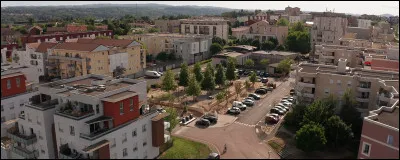 Quelle est cette ville de 17 000 habitants, située dans la plaine du Bas-Dauphiné à seulement 21 km de Lyon, choisie comme "ville nouvelle" à la fin des années 60 ?