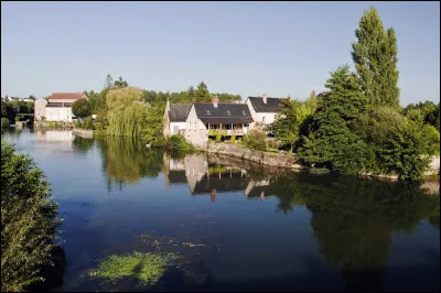 Quelle est cette rivière, longue de 318 km qui prend sa source dans le Perche en Eure-et-Loir, coule vers le sud-ouest et longe le sud du département pour se jeter dans la Sarthe (rive gauche) au nord d'Angers ?