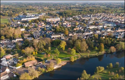 Quelle est cette ville de 5 000 habitants, située au sud de l'agglomération mancelle ?