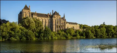 Quel est ce village, situé dans le sud-ouest du département, connu pour son abbaye Saint-Pierre, haut lieu du chant grégorien ?