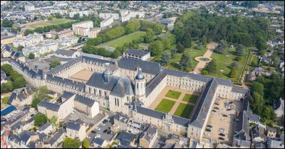 Quelle est cette ville de 14 000 habitants, sous-préfecture et deuxième ville du département ?