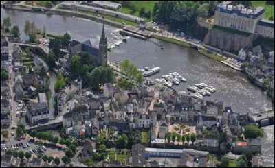 Quelle est cette ville de 12 000 habitants, située sur la Sarthe dans le sud-ouest du département ?