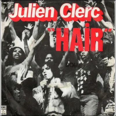 Julien Clerc chantait "Laissons entrer le soleil !". Dans quoi les personnages évoqués dans sa chanson étaient-ils pétrifiés" ?