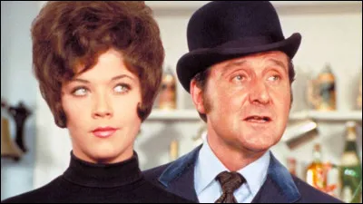 Dans la célèbre série "Chapeau melon et Bottes de cuir", qui était l'agent secret qui portait le chapeau melon ?