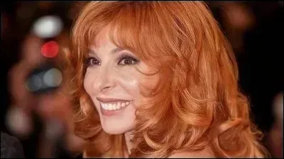 Quel est le titre de cette chanson de Mylène Farmer : "Et chaque lumière / Projette son ombre / Dissonant et frêle / Le temps, les gens / L'étendue du néant" ?