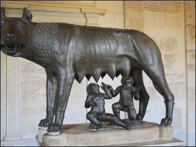 Quels sont les prénoms des deux jumeaux sauvés par une louve ?