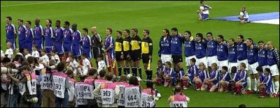 Quelle équipe nationale de foot joue en bleu et blanc, à droite sur la photo, pour la finale de l'Euro 2000 contre la France toute en bleu ?