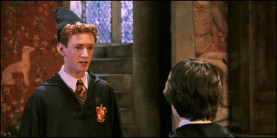 Pourquoi, au début du livre, Percy est-il fâché contre les jumeaux Weasley ?