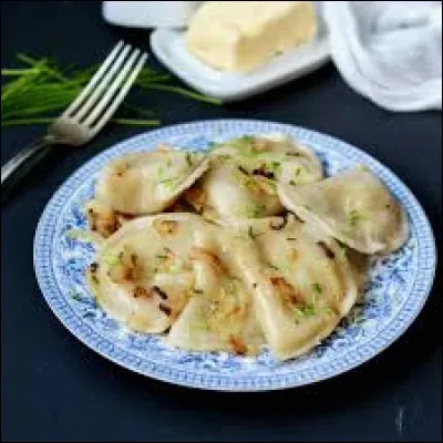 Raviolis qui peuvent être préparés sucrés ou salés, le varenyky est fourré avec du fromage, de la confiture, du foie, du chou ou encore des champignons. Dans quel pays d'Europe de l'Est peut-on déguster ce plat ?