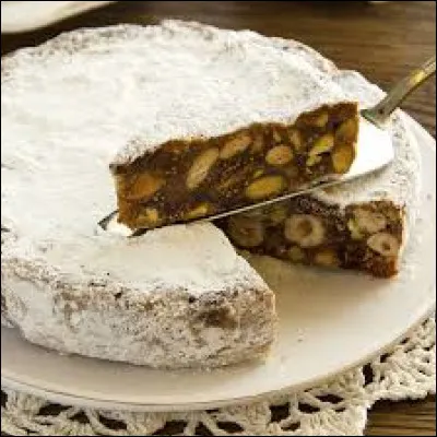 Gâteau de Noël, qui fait penser à un pain aromatique aux fruits d'hiver, le panforte est une spécialité...