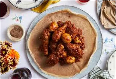Le doro wat sur injer est un ragoût de poulet. Il faut dabord réaliser linjera, un aliment phare de la cuisine de cet État, qui est en réalité une fine galette faite à partir dune pâte fermentée à base de farine de tef ou à base de céréales selon la région. Le plat est ensuite agrémenté dun mélange dépices appelé berberé. Dans quel pays d'Afrique de l'Est sommes-nous ?