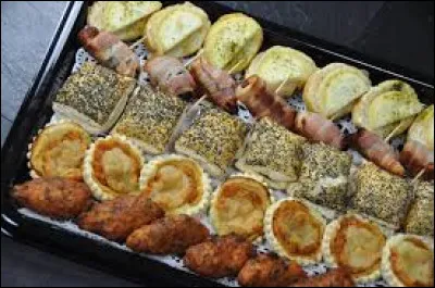 Les zakouskis sont des amuse-gueules ainsi que des entrées pour le repas de Noël. Ce plat est essentiellement composé de viandes coupées en fines tranches que ce soit de la viande de zébu, de porc, de poisson ou de poulet, le tout est accompagné par une sauce aigre-douce. Dans quel pays pourrez-vous le déguster ?