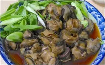 On va se régaler maintenant avec une soupe d'escargots. Cuisinés à point, les escargots de ce pays d'Afrique de l'Ouest offrent une chair généreuse, de la taille dun poing et saccompagnent de poulet et de viande. Le tout peut se déguster avec en accompagnement, du pain. Où devrons-nous nous rendre pour déguster ce mets ?