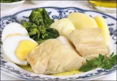 Le bacalhau cozido est un plat typique de ce pays d'Europe. Il est préparé avec de la morue, qui est bouillie et accompagné de choux, de pois chiches, d'oignons, de persil et de pommes de terre. Où allons-nous nous rendre pour déguster ce mets ?