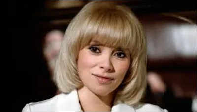 Née le 15 mai 1938 à Toulon, et morte à Paris le 28 août 2017, véritable sex-symbol des années 70, Mireille Darc joua, notamment, dans ''Les Barbouzes'' en 1964, ''Les Seins de glace'' en 1974, ou des séries comme ''Les Curs brûlés'' en 1992. Avec quel grand acteur vécut-elle une grande histoire d'amour pendant quinze ans ?
