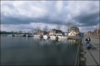 Quel est ce cours d'eau, long au total de 355 km, qui prend sa source dans le département de l'Aisne, coule vers le nord en arrosant Cambrai et Valenciennes puis traverse ensuite la Belgique avant de rejoindre la mer du Nord ?